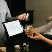 คุณสมบัติ ความรู้ที่ บัดเทนเดอร์ Budtender ต้องมีเกี่ยวกับกัญชาทางการแพทย์