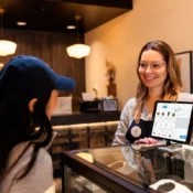 บัดเทนเดอร์ Budtender ผู้เชี่ยวชาญด้านกัญชาและหัวใจสำคัญของธุรกิจกัญชา